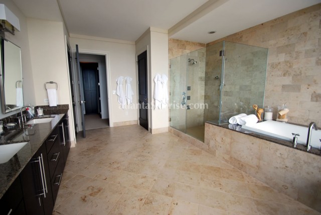 Sovereign 4502 Master Bathroom 1