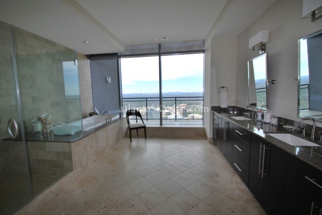 Sovereign 4502 Master Bathroom 2